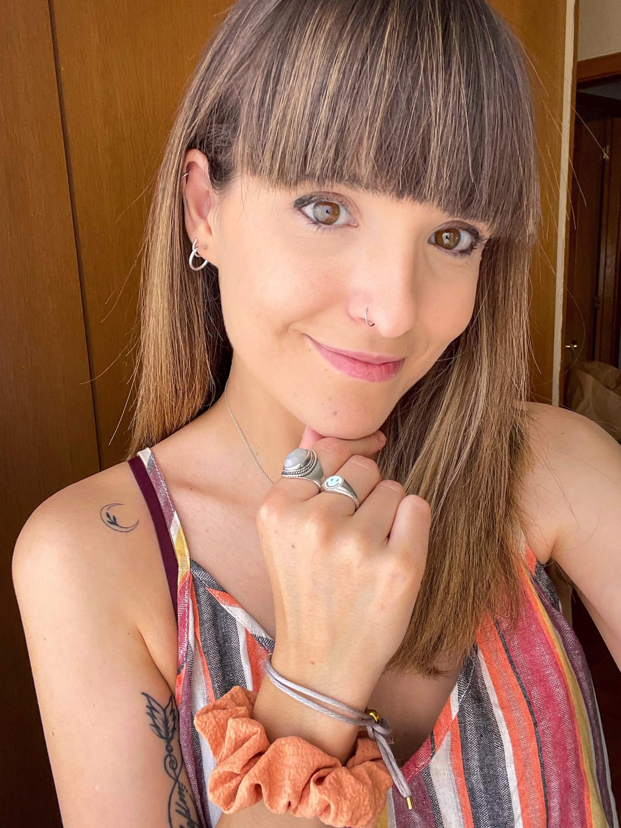 Patricia trabajando en un regalo personalizado de ArtrishMoon